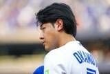 「岡本和真　自打球により左膝打撲で2戦連続スタメン外に　故障者リスト入りについて球団は？」の画像1