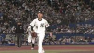 【ロッテ】76年ぶり新人開幕投手・毛利海大が5回無失点の好投　勝ちの権利得て降板　大役を終えサブロー監督と笑顔で話す