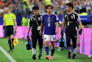 無念の負傷交代となった久保建英「軽傷であるということを願っています」森保監督も心配　相手と接触で左ひざを押さえる