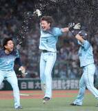 「【西武】9回に逆転サヨナラ勝ち　劇的打の源田壮亮に「思い切って初球から振ってくれた」と西口監督　初球打ちでの決着に「気がついたら」とジョークも」の画像1