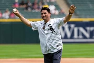 【MLB】村上宗隆より一足先にホワイトソックス本拠地に戻ってきた　井口資仁さんがかつての1、2番コンビを相棒に始球式　軽やかに投球し声援に応える