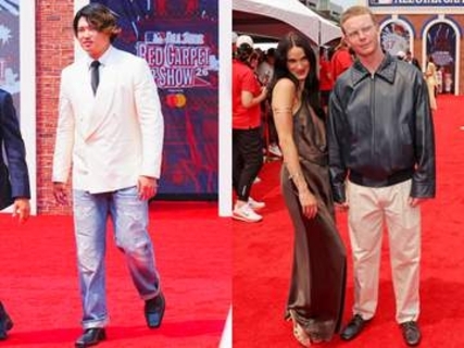 村上宗隆とPCAはカジュアルも取り入れ独自ファッションで登場　村上ダメージデニム　PCAは大きめなレザージャケットにクリアなめがね