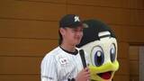 「【ロッテ】毛利海大が小学1年生へランドセルカバー贈呈「楽しく元気に過ごしてもらえたら」」の画像1