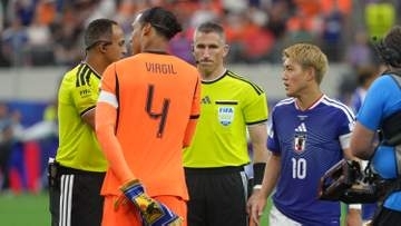 オランダ戦直前のレア映像　レフェリー目線カメラが捉えた堂安律＆オランダ代表ファンダイク「All the best」とハグ