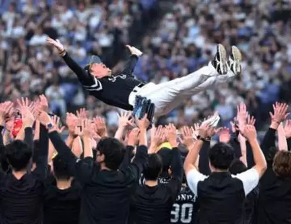7度宙に舞う小久保裕紀監督　ソフトバンクが3連覇　「勝ち続けることの難しさは感じながらのシーズンでした」　栗原陵矢がオーナーの孫正義氏呼び込み胴上げ