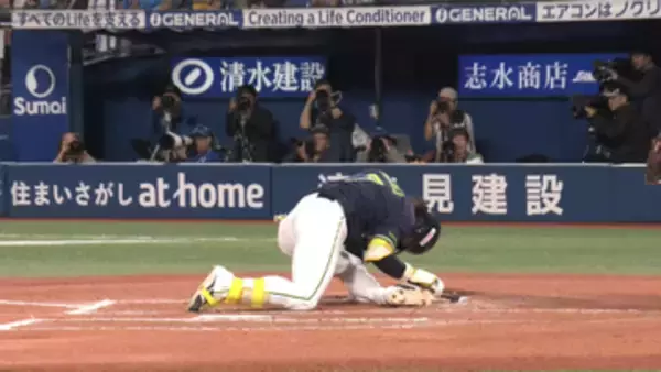 【ヤクルト】長岡秀樹が死球を受け途中交代　右の肩甲骨あたりにボールを受け自力で歩いて下がるも…代走が送られる
