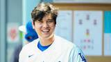 「大谷翔平　試合前にほっこり一幕　外野芝生で休む“小鳥”とコミュニケーション　両手広げて羽ばたく様子も」の画像1