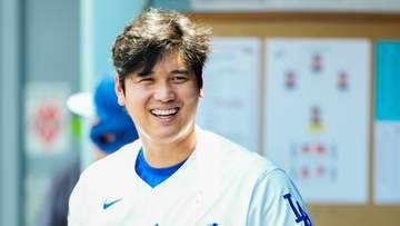 大谷翔平　試合前にほっこり一幕　外野芝生で休む“小鳥”とコミュニケーション　両手広げて羽ばたく様子も