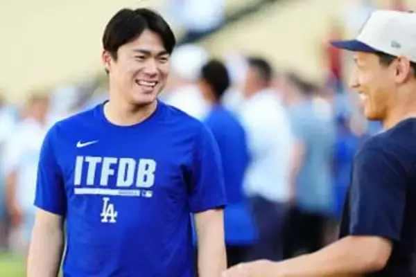 笑顔の山本由伸がフルスイングでスタンドイン披露　金属バットの高い音響かせた白球は青空に放物線　打球見送り両手挙げ喜びポーズも