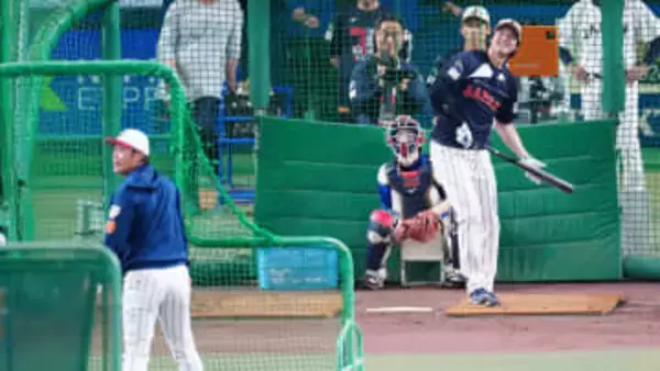 メジャー組の打撃投手をつとめた亀井善行コーチは「22年間で一番緊張したかも(笑)」　急きょフリー打撃で投球することに…