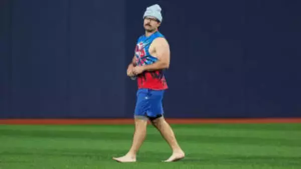 “裸足にニット帽”WS第5戦で初回先頭打者HRのブルージェイズのシュナイダーが本拠地のグラウンドに独特なファッションで登場