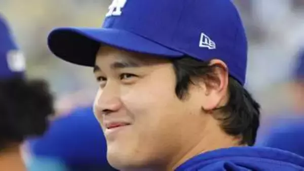 【ドジャース】審判のベルトにトラブルで試合開始遅延　大谷翔平&ロバーツ監督も笑顔で見守る