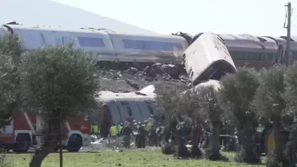 【速報】高速列車の追突事故で車両脱線…少なくとも30人死亡か　スペイン