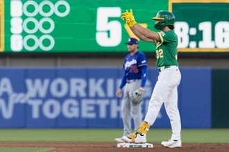 【MLB】ドジャース戦で飛び出たアスレチックス打者の奇術!?　どん詰まりなのにスイング速すぎ→二度打ちで丁度よいレフト前ヒットに　打った本人も塁上で笑顔