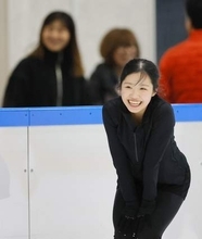 【フィギュアト】中井亜美が坂本花織にバックハグで笑顔はじける　度々みせてきた慕う姿　今度は全日本合宿のリングサイドで再会