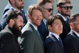 「特大サイズのボブルヘッドにカーショーさん思わず驚き　撮影中に山本由伸が通りかかると「ヘイ、ヤマ、いいピッチングだったな」と脱線する一幕も」の画像1