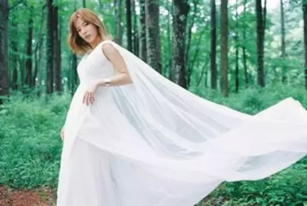 石井杏奈、理想のプロポーズを明かす「ベタなシチュエーションが大好き」　パンツスタイルのウエディング衣裳姿を披露