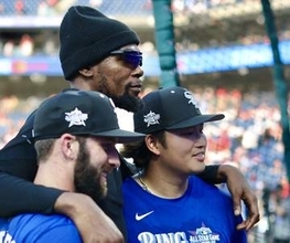 オールスターで村上宗隆が苦笑い　NBAのスター・デュラントとのとハグも「知らなかった」