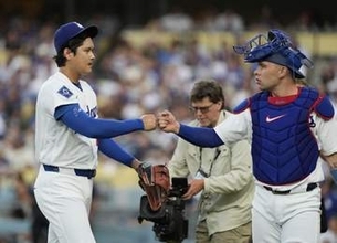 【ドジャース】大谷翔平とラッシングにみられた積極的なコミュニケーション　痛烈ファウルの後にすかさず大きなアクションで意思疎通→直後に凡打、納得の表情も