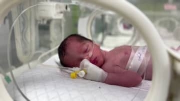 空爆で死亡の妊婦から生まれた赤ちゃんが死亡　ガザ地区