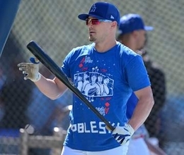 【ドジャース】試合前に粋な優しさみせたキケ　Tシャツに“ロブレスキー”と追加し11勝左腕称賛　プリントデザインは山本、グラスノー、大谷、スクーバル、スネルの5人が採用
