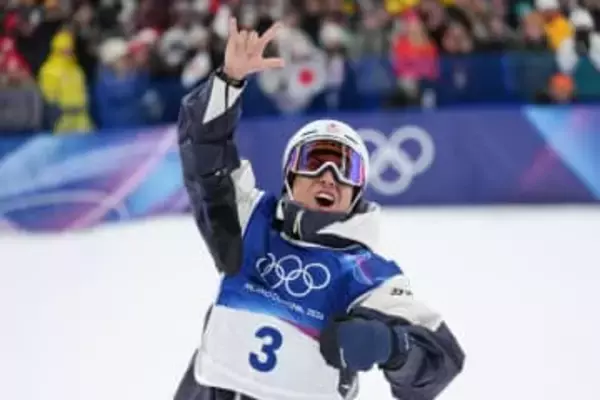 平野流佳が会場脇で悔しさに涙　唯一3本フルメイク高得点も4位　人々が去るなか最後まで力なく座り込む　スタッフ寄り添い、そばに小野光希の姿も