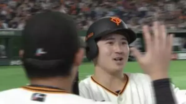 「【巨人】3試合連続スタメンの泉口友汰が勝ち越し弾　猛打賞に四球と全打席で出塁」の画像