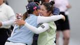 「山下美夢有が完全Vで米ツアー4勝目　2位の吉田優利が祝福のハグ　日本勢がワンツーフィニッシュと躍動」の画像1