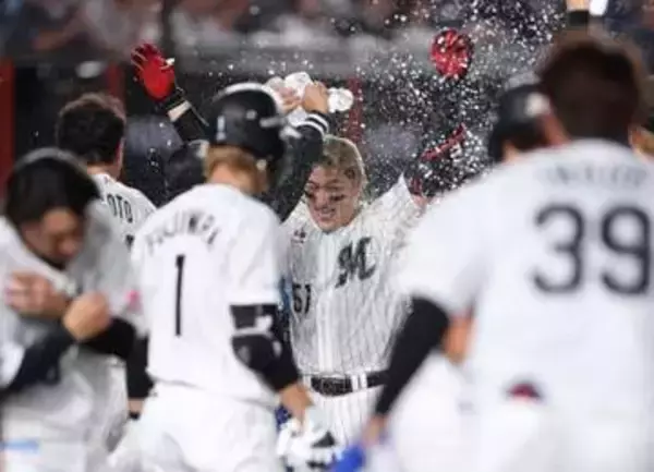 【ロッテ】山口航輝が先輩の花道を飾ったサヨナラ弾で受賞「年間大賞に選んでいただけるのではと信じています！」とアピール