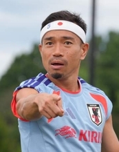長友佑都「いつでも出られる準備できてますよ」　練習では日の丸のヘアバンドで気合十分　26日にスウェーデン戦