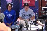 「MLB屈指・豪腕とがっちり握手の村上宗隆　お辞儀し敬意→スキーンズは親しみ込めて肩に手を　スター同士の交流に華やぐメディアデー」の画像1