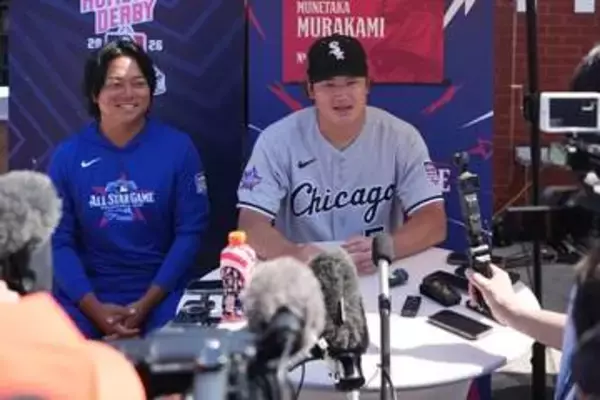 MLB屈指・豪腕とがっちり握手の村上宗隆　お辞儀し敬意→スキーンズは親しみ込めて肩に手を　スター同士の交流に華やぐメディアデー