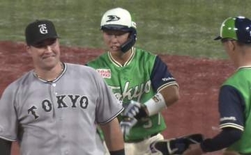 巨人・リチャードのほっこり一幕　ヤクルト2年目の矢野のプロ初安打で記念球めぐるワンシーン