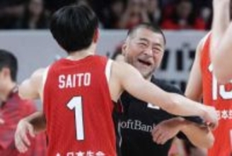 【バスケ】桶谷大HCの初白星に選手らから“手荒い祝福”　笑顔の選手の中心で水浸しに「笑顔でまた集合しましょう」