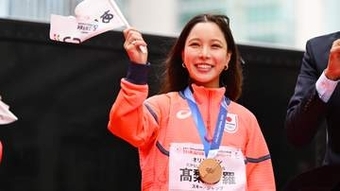 髙梨沙羅「大切な人」とのひとときを満喫　お姫様抱っこにバックハグ　大皿にはウニなど豪華海鮮を楽しむ