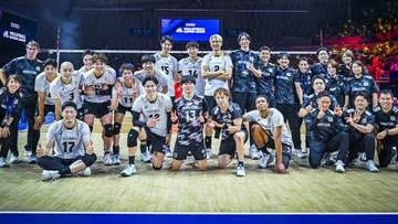 【バレー男子NL】破竹の13連勝　勝利後の集合写真も「13」を背負う小川智大がセンター「14」石川祐希＆「15」甲斐優斗と続けるか　8月1日準決勝