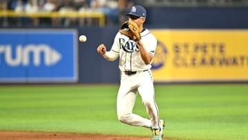 【球場ヒヤリ】折れて粉砕したバットが迫るなか華麗によけてアウトつかむ　自身のプレーににやり