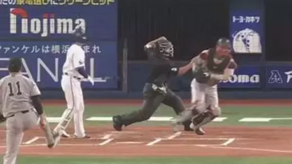 記念撮影でまんじポーズも　DeNAー巨人の5回ウラ終わりで敷田審判が2000試合出場達成