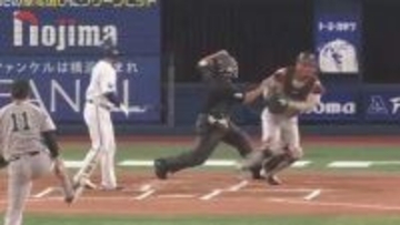 記念撮影でまんじポーズも　DeNAー巨人の5回ウラ終わりで敷田審判が2000試合出場達成