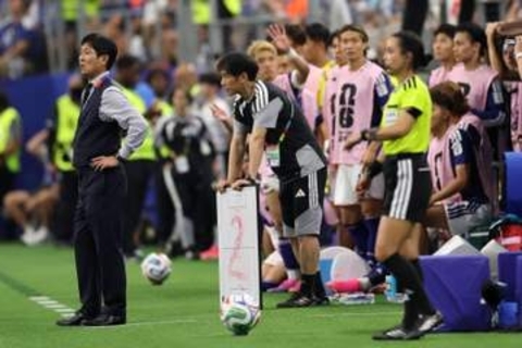 【サッカー日本代表】スウェーデン戦でボード掲示“作戦“再び　前半には「10」、「20」と大きく記しピッチに向ける　緊迫した展開0-0で後半へ