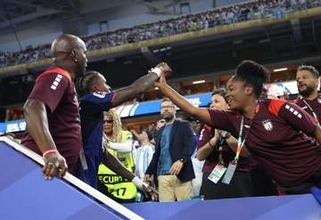 【W杯】前回王者からスーパーゴールのカーボベルデ代表カブラル選手　大興奮でスタンドへ一目散、群衆分け入ろうとするも制止→愛する人とのハグまで待ちぼうけ