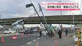 「自動車学校の送迎バスが信号機に衝突　3人搬送　信号機大きく傾く　茨城・水戸市」の画像1