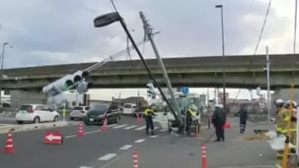 自動車学校の送迎バスが信号機に衝突　3人搬送　信号機大きく傾く　茨城・水戸市