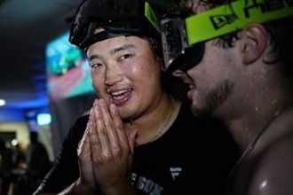 村上宗隆のおなかチラリ　シャンパンファイトでTシャツ狙うチームメートをするりとかわす