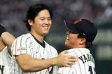 「大谷翔平が山本由伸とわちゃわちゃ　ドジャースでも見られる絡みが侍ジャパンでも　1次R最終戦はベンチで見守る2人」の画像1