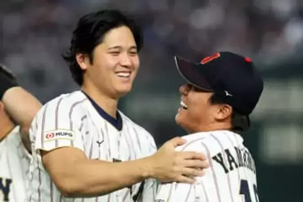 大谷翔平が山本由伸とわちゃわちゃ　ドジャースでも見られる絡みが侍ジャパンでも　1次R最終戦はベンチで見守る2人