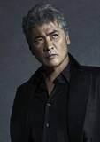 「吉川晃司、2公演を延期　左目の眼内レンズ再固定の緊急手術」の画像1