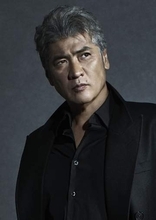 吉川晃司、2公演を延期　左目の眼内レンズ再固定の緊急手術