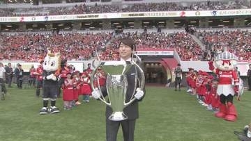 櫻井翔、ラグビーのリーグワン決勝にサプライズ登場　トロフィーを手に国立の舞台へ