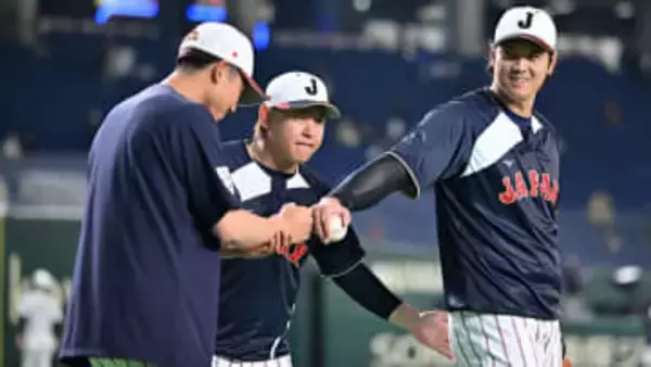 肩を落とす仲間たちへねぎらいの拍手　左腕は顔をあげ仲間の力闘たたえる【侍ジャパン】